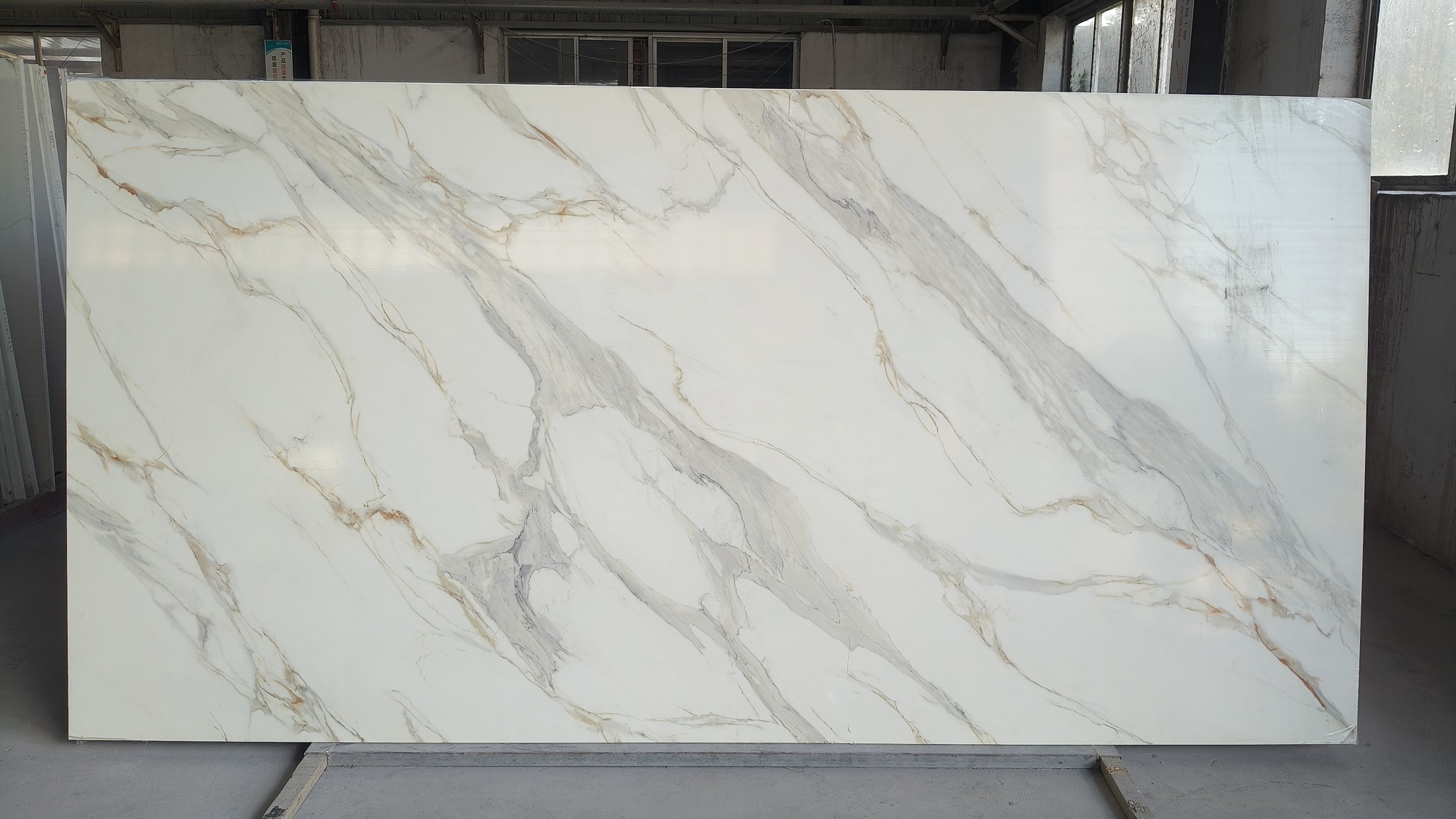 White calacatta printed quartz slab