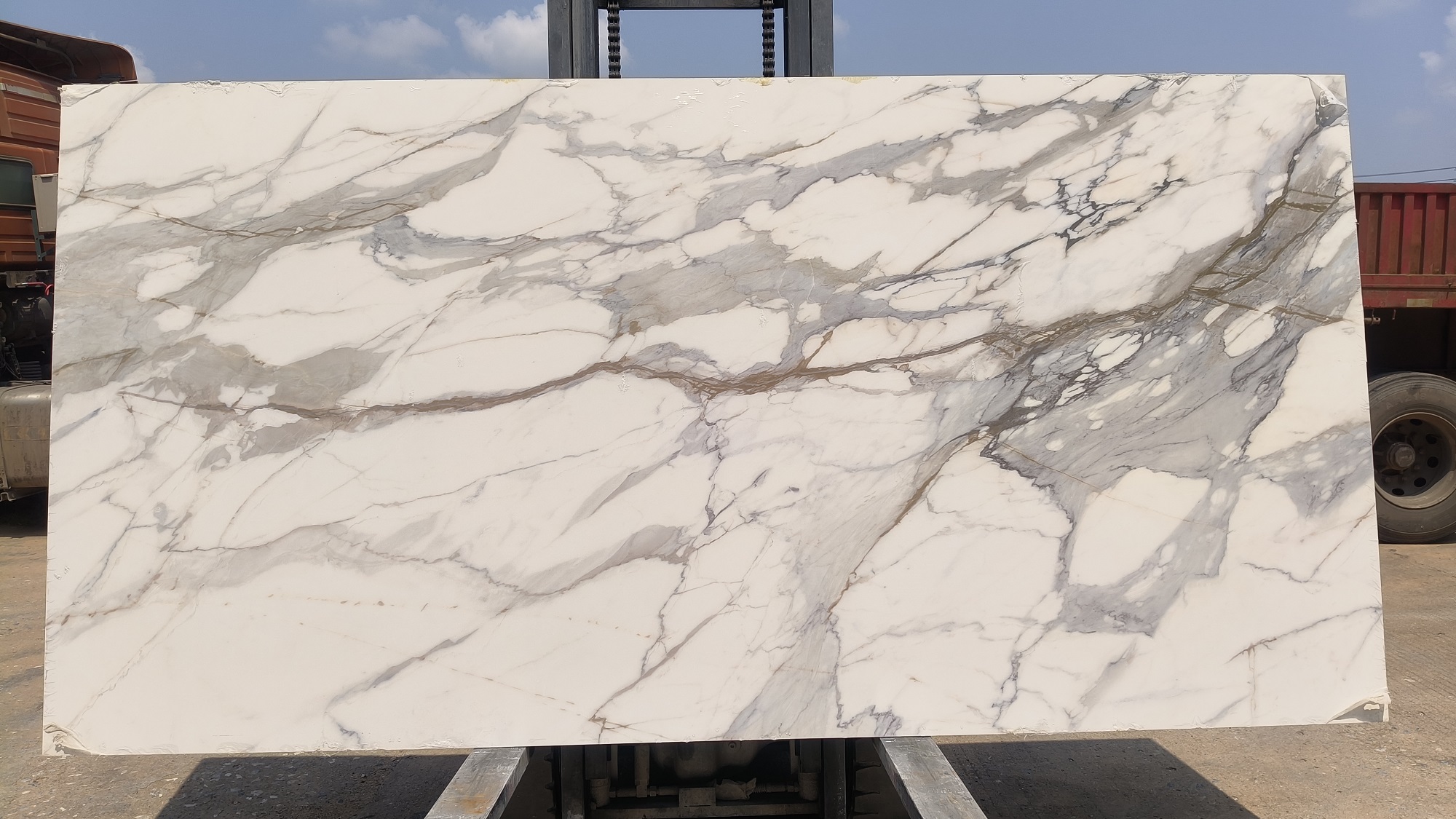 Marble like printed quartz slab