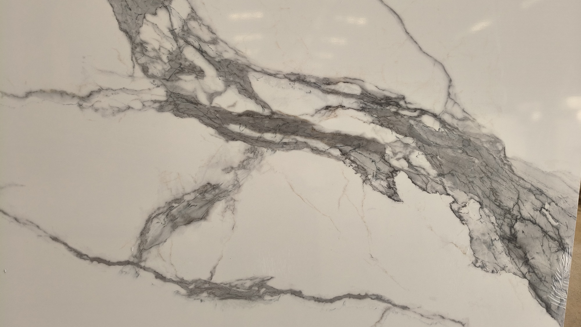 White calacatta printed quartz slab