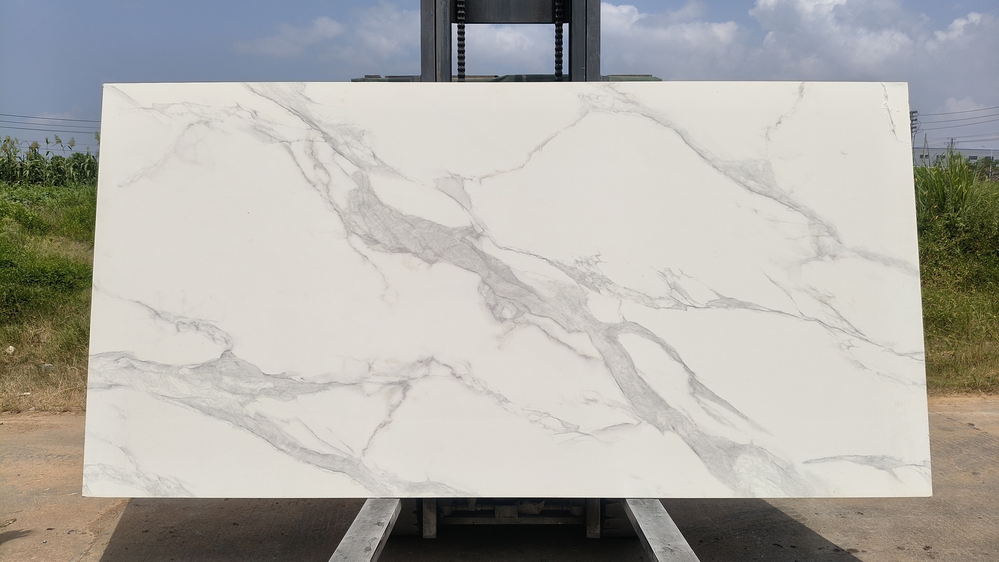 White calacatta printed quartz slab