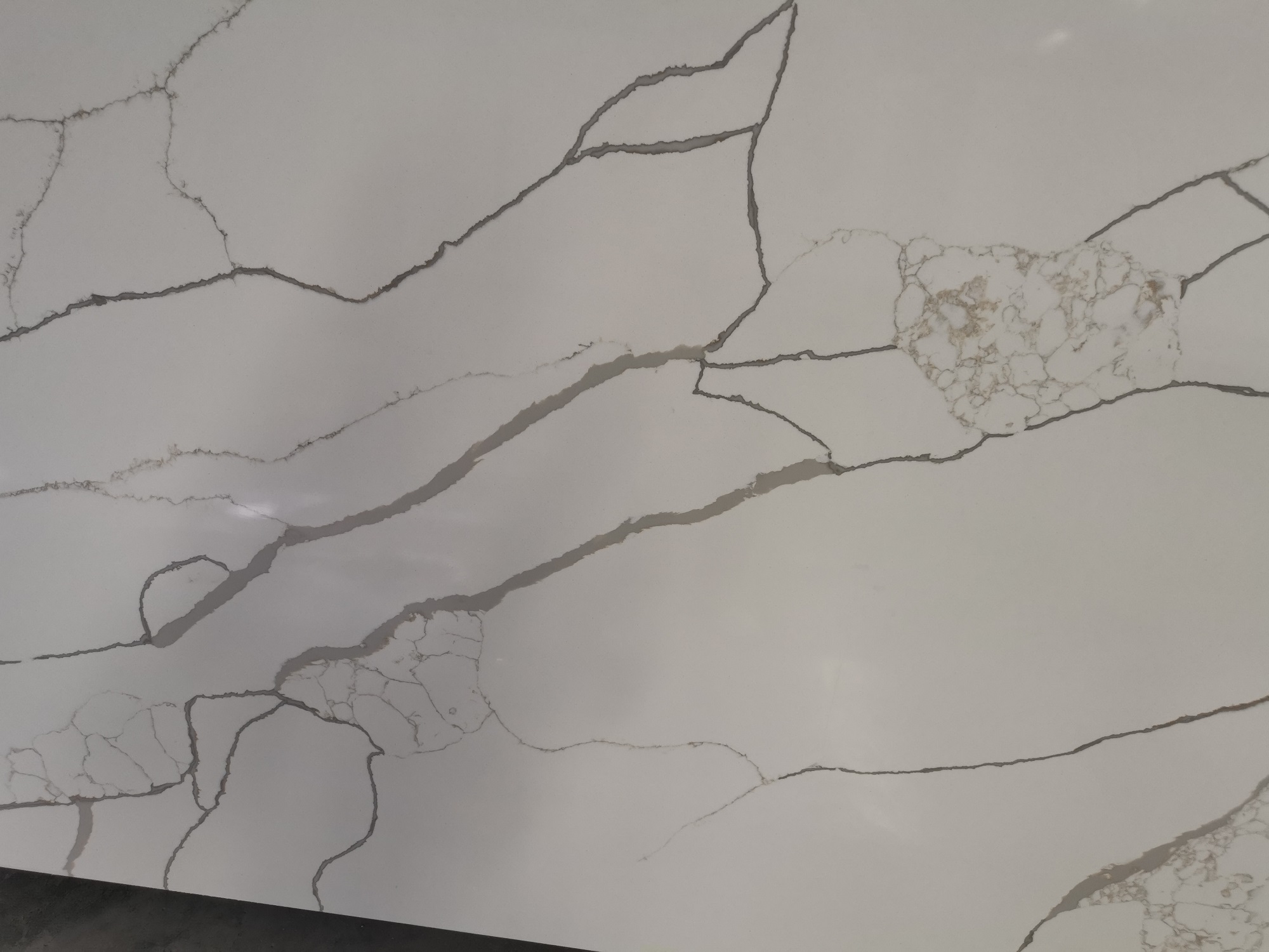 White calacatta quartz slab 