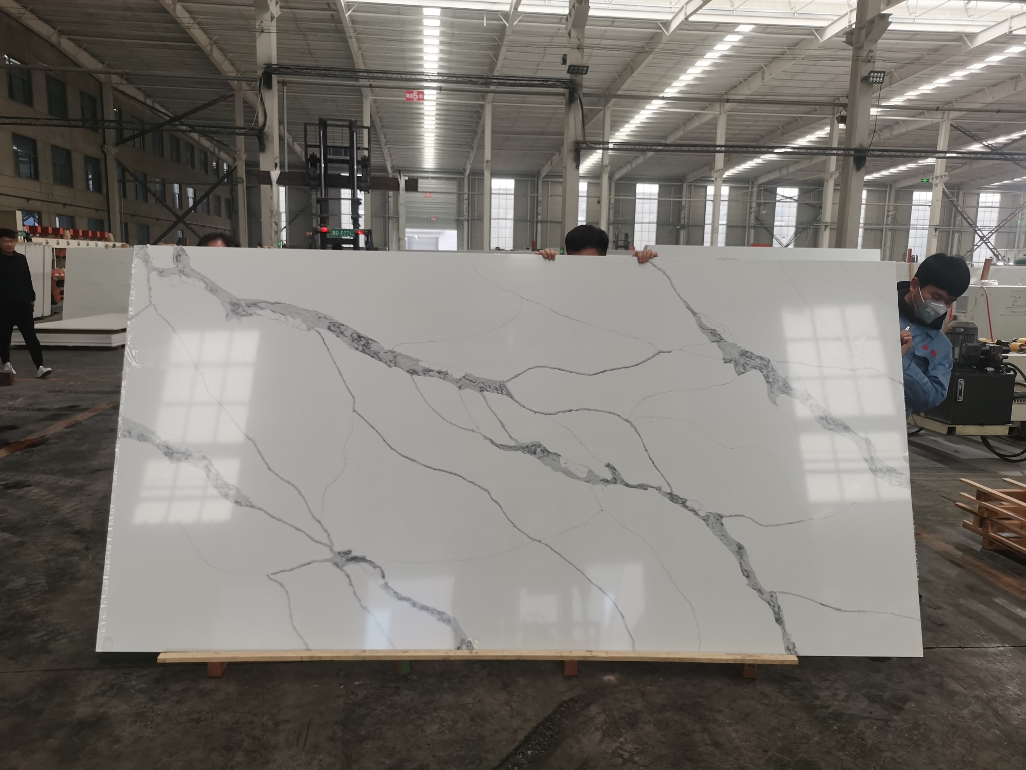 Calacatta quartz slab