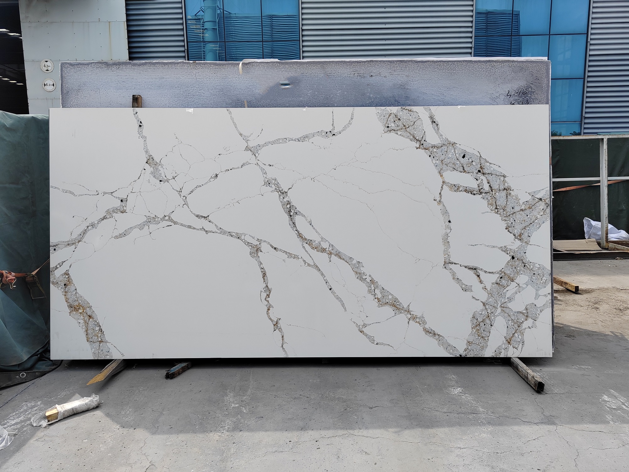Marble look quartz slab
