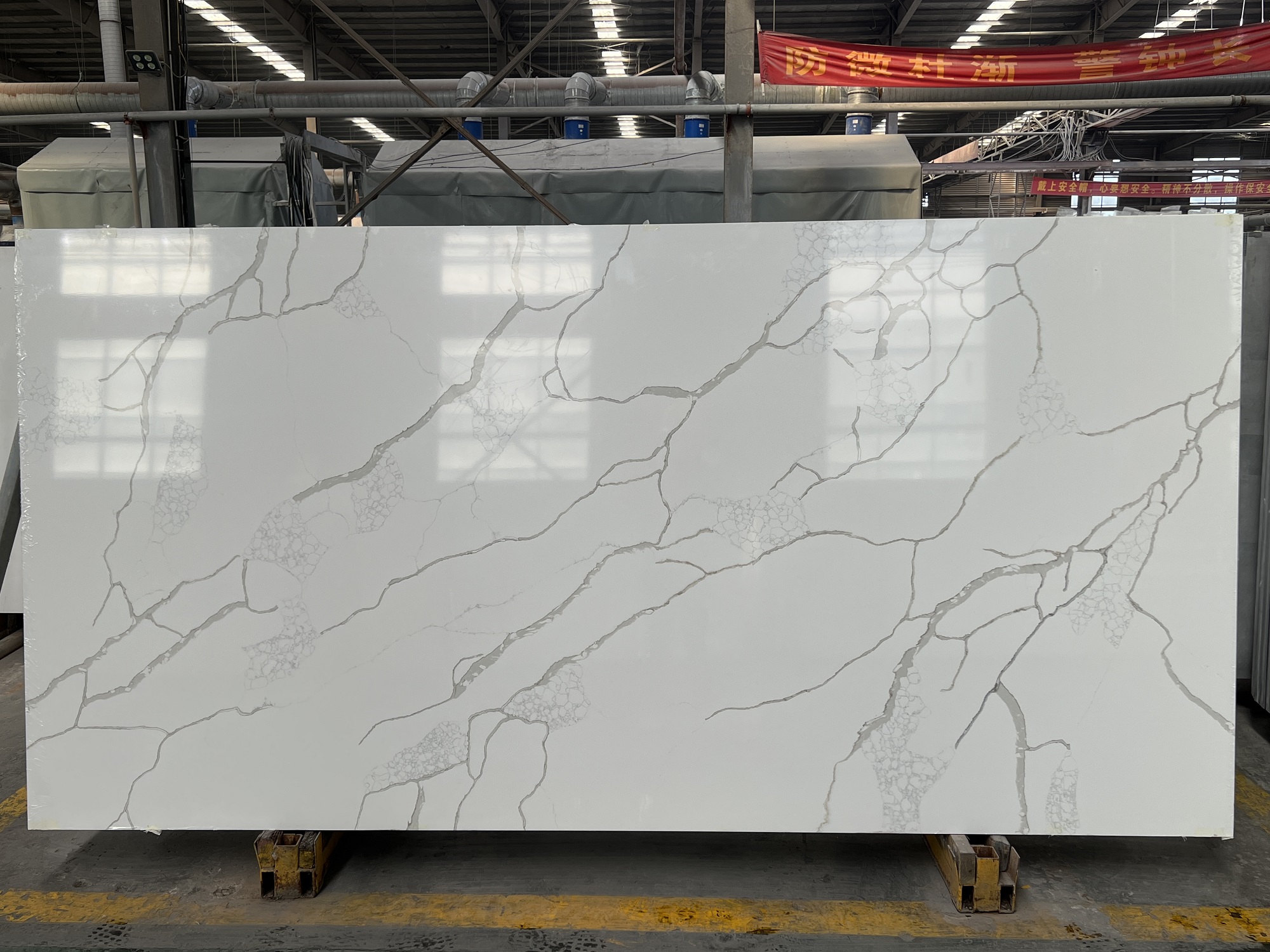 Calacatta laza quartz slab