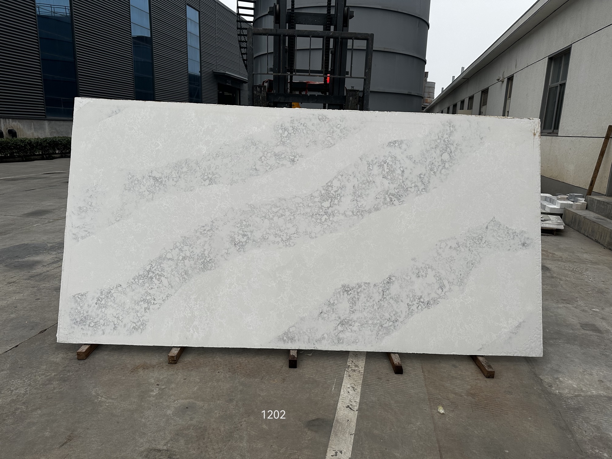 Marble effect quartz slab