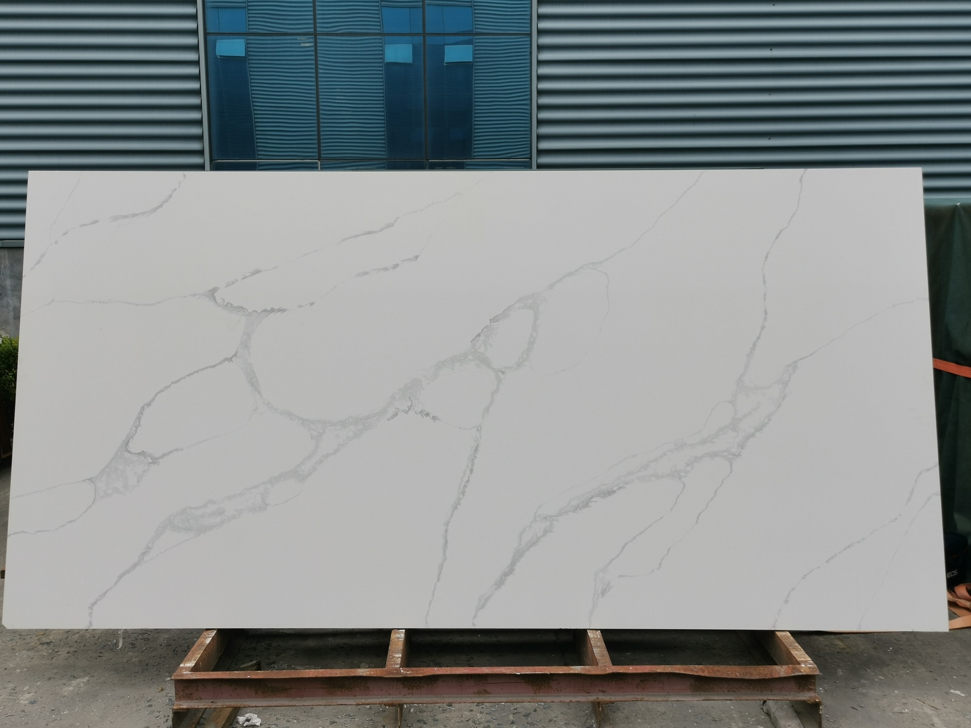 White calacatta quartz slab